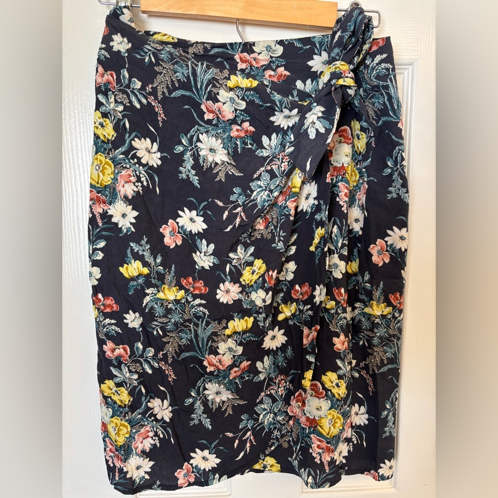 Loft Floral Faux Wrap Skirt Size 10 
Hip to hip: 13.5”
Length: 22”